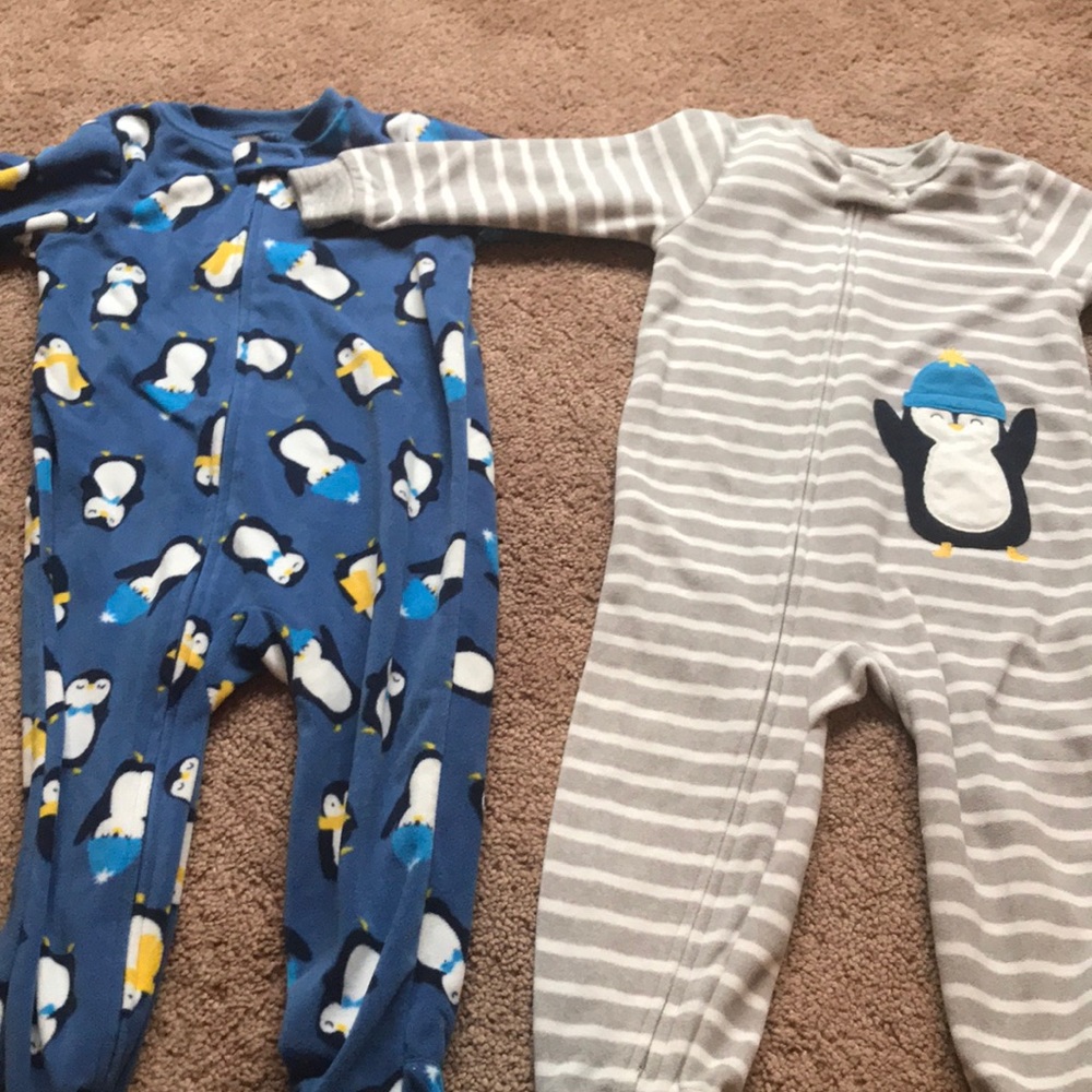 Full zip  pajamas toddler size 2T. Good condition